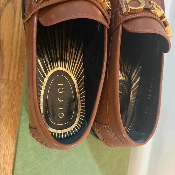 Gucci women’s Cara loafers in papaya brown leather with Gold “GUCCI” accent - Picture 5 of 6